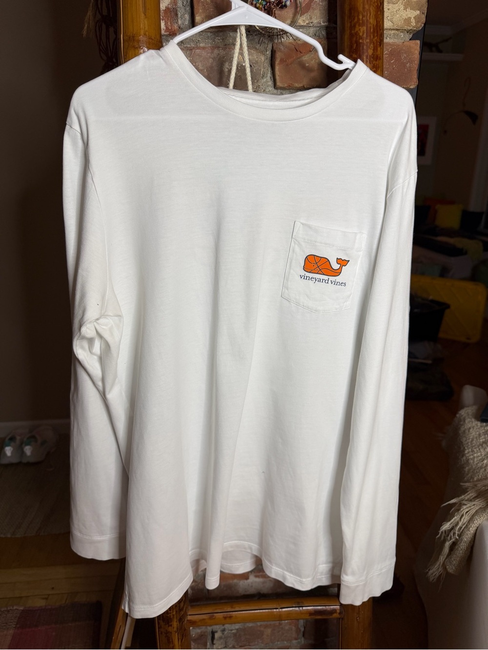 Vineyard Vines Men’s White Long Sleeve Basketball Whale Graphic Tee Size L
